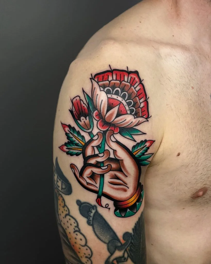 traditional tattoo hand with flower tatuaż oldschool tradycyjny