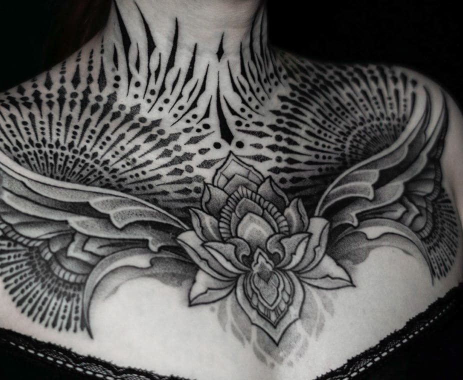 Tatuaż ornamental polinezyjski na klatce piersiowej