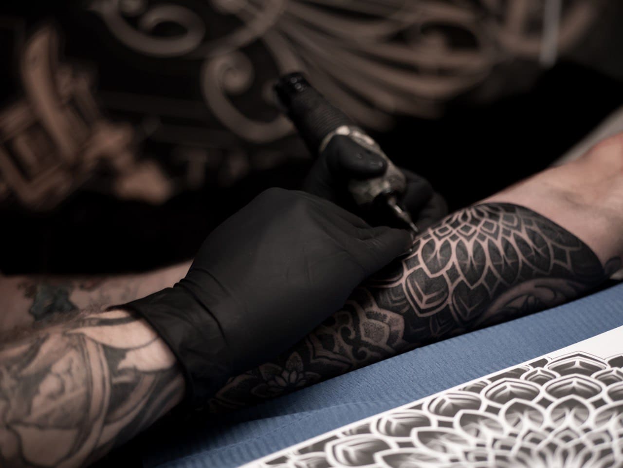 black ornamental tattoo pierwszy tatuaż