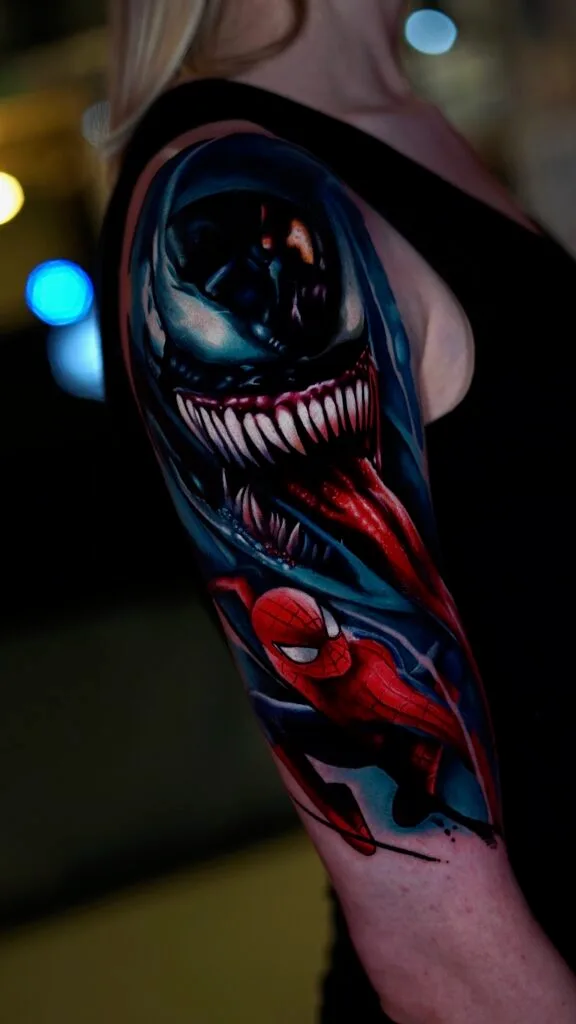 tatuaż realistyczny spider-man i venom